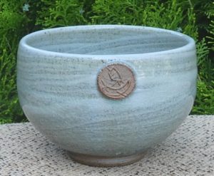 JACK KENNY teabowl with Jack's personal S seal mark. The maximum height is 7.1 cm (2.8 inches) and the maximum external diameter is 10.7 cm (4.2 inches). £45